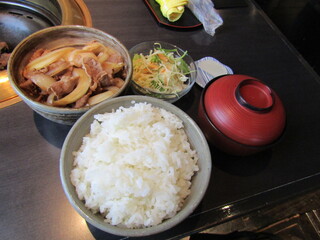 宮崎県高千穂町、営業時間は木～日曜の12時～13時の1時間のみの大人気店、肉工房　初栄(にくこうぼう　はつえい)の人気メニュー、高千穂牛を使った「肉めし定食」