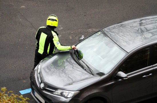 Multa a coche en parabrisas de agente controlador aparcamiento zona ser sin ticket hora