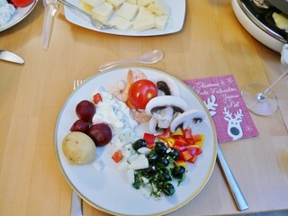 Raclette-Essen auf dem Tisch von oben