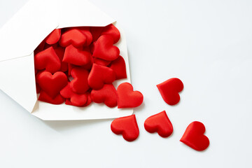 封筒に溢れんばかりに赤いハートが入っている愛情のイメージ