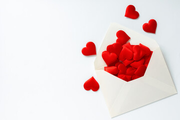封筒に溢れんばかりに赤いハートが入っている愛情のイメージ