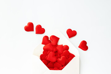 封筒に溢れんばかりに赤いハートが入っている愛情のイメージ