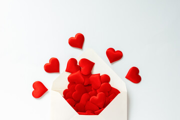 封筒に溢れんばかりに赤いハートが入っている愛情のイメージ