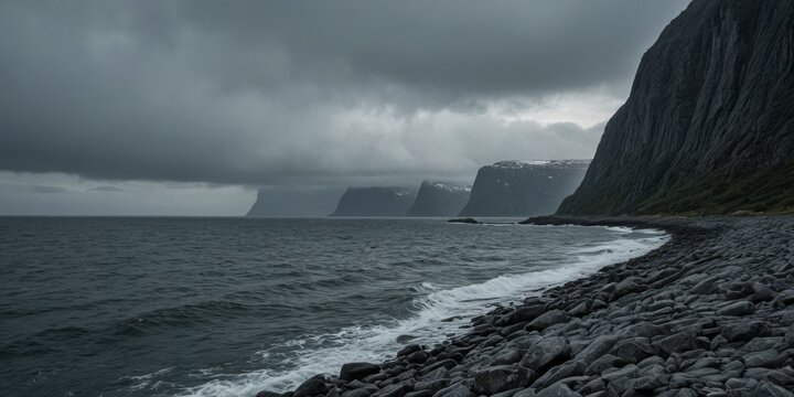 Dramatische norwegische Felsk&uuml;ste mit Brandung und dunklen Wolken