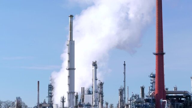 Weisser Dunst, Rauch aus einer Raffinerie, Industrieanlage, Ingolstadt, Bayern, Deutschland, Europa