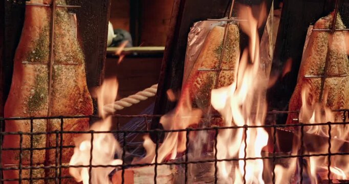 Flammlachs wird am offenen Feuer gegrillt, Weihnachtsmarkt, M&uuml;nchen, Bayern, Deutschland