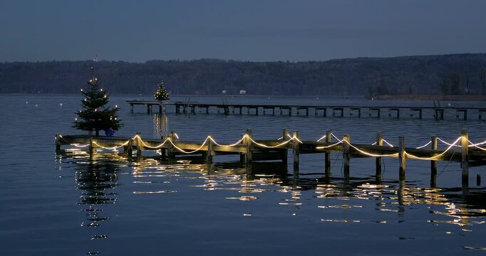 Festlich beleuchteter Steg mit einem Weihnachtsbaum am Ammersee, Die&szlig;en, Oberbayern, Bayern, Deutschland, Europa