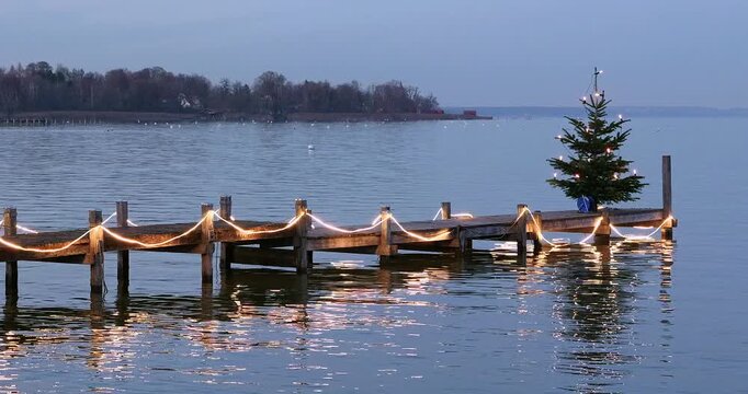 Festlich beleuchteter Steg mit einem Weihnachtsbaum am Ammersee, Die&szlig;en, Oberbayern, Bayern, Deutschland, Europa
