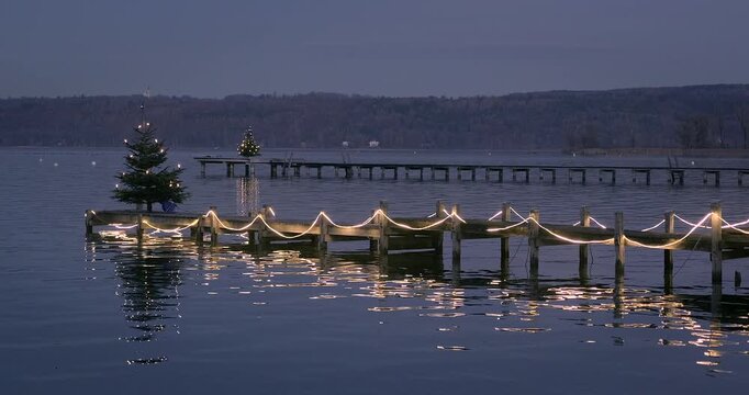 Festlich beleuchteter Steg mit einem Weihnachtsbaum am Ammersee, Die&szlig;en, Oberbayern, Bayern, Deutschland, Europa