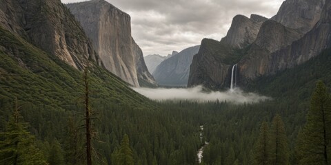 Yosemite Valley mit El Capitan und Wasserfall im Morgennebel