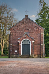 Frontansicht der alten Kapelle aus Backstein mit dem Eingangstor alter Friedhof in Essen-Werden © Blende8