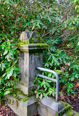 alte Reste einer Einfriedung zu einem großen Familiengrab alter Friedhof in Essen-Werden © Blende8