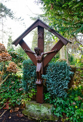 schönes altes Holzkreuz alter Friedhof in Essen-Werden © Blende8