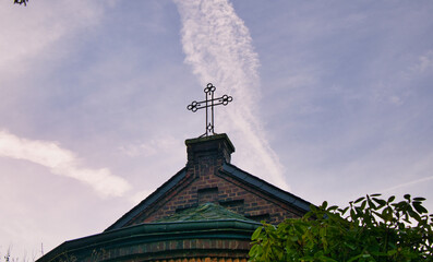 großes Eisenkreuz auf der Kapelle alter Friedhof in Essen-Werden © Blende8