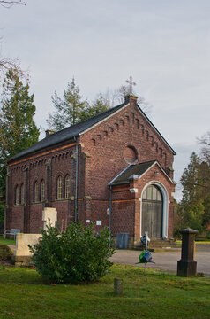 gro&szlig;e alte Kapelle Backsteingeb&auml;ude alter Friedhof in Essen-Werden