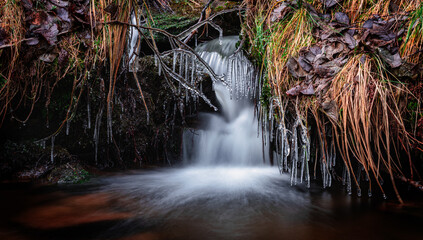 Vereister Wasserfall eines Waldbaches