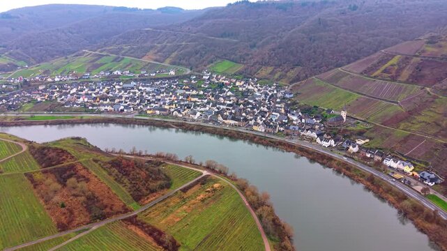 This bird's-eye perspective of the Bremm lookout platform offers a perspective of the Moselle Loop
