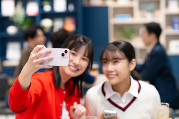 女子会で写真を撮る若い女性