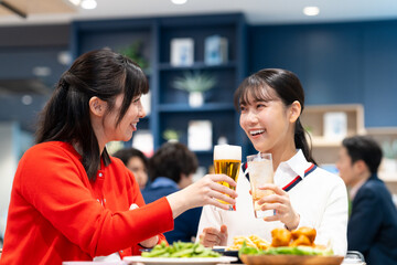 女子会をする若い女性