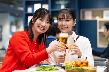 女子会をする若い女性