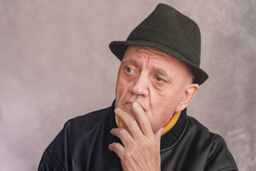 portrait homme avec chapeau regard dans le vide et songeur
