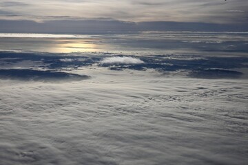 機内から見える冬の白い雲海