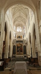 Obraz premium Belle perspective sur l'intérieur de l'Église Saint-Jean-au-Marché (Champagne, France)