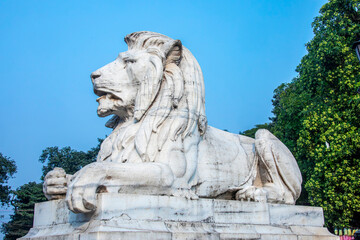 kolkata India 12th Dec 2025: Marble lion statues in the gardens of Victoria Memorial stand as powerful guardians, symbolizing authority, dignity, and the imperial grandeur of the memorial’s landscape  © Danny Ye