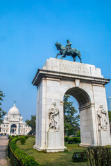 Obraz premium kolkata India 12th Dec 2025: In the gardens of Victoria Memorial in Kolkata stands the grand equestrian statue of Edward VII, symbolizing imperial power and colonial-era grandeur.