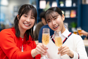 女子会で乾杯をする若い女性