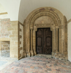 Porche roman sous le narthex de la basilique du Sacr&eacute;-Coeur &agrave; Paray-le-Monial, Sa&ocirc;ne-et-Loire, France