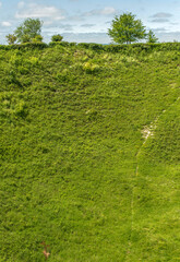 Descente dans le crat&egrave;re de mine de la Premi&egrave;re Guerre Mondiale, appel&eacute; Lochnagar Crater, &agrave; Ovillers-la-Boisselle, Somme, France