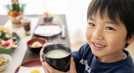 始めての甘酒に挑戦する笑顔の男の子、伝統の日本の食文化とコピースペース