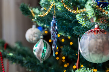 Dekoration an einem k&uuml;nstlichen Christbaum zu Weihnachten