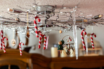 Dekoration Zuckerstangen an einer Deckenlampe zu Weihnachten