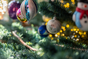 Dekoration an einem k&uuml;nstlichen Christbaum zu Weihnachten