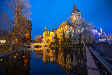Obraz premium Beautiful Vajdahunyad castle in Budapest, Hungary. Blue hours scenery with amazing reflection.