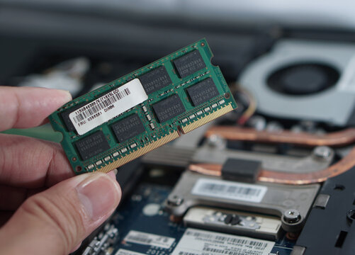 Technician Checking RAM Module FRU Number