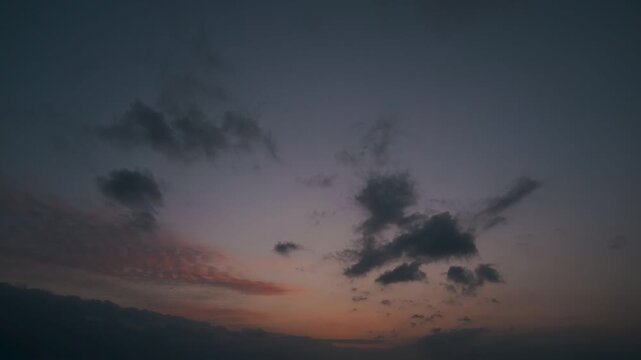 ダークブルーとピンクの空