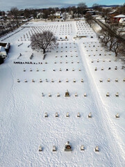 Vue a&eacute;rienne d'un cimeti&egrave;re enneig&eacute; en hiver au Qu&eacute;bec, Canada