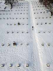 Vue a&eacute;rienne d'un cimeti&egrave;re enneig&eacute; en hiver au Qu&eacute;bec, Canada
