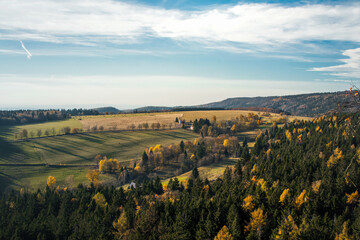Sunny landscape of the Table Mountains with a view of vast meadows, forests and distant mountain ranges. Calm nature, clear sky and open space invite reflection, mindfulness and deep relaxation.