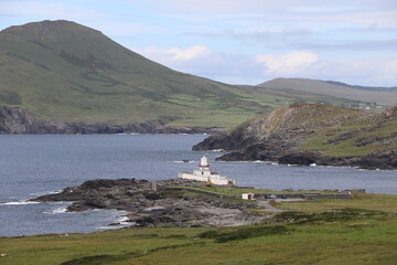 Le phare blanc de Valentia Island face aux montages du Kerry © Hagen411
