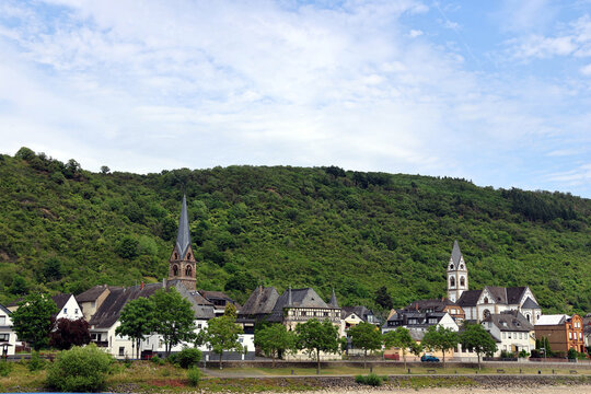  Blick vom Rhein im Oberen Mittelrheintal in Rheinland-Pfalz auf den Ort Kamp-Bornhofen. Aussicht von einem Ausflugschiff zur Loreley.