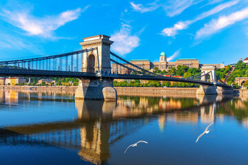 Fototapeta premium Famous Chain Bridge and Buda castle popular places in Budapest, Hungary.