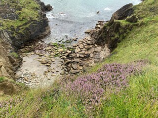 Les falaises vertigineuses de Dunquin surplombant les eaux de l'Atlantique