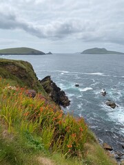 Les falaises vertigineuses de Dunquin surplombant les eaux de l'Atlantique