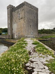 Ch&acirc;teau m&eacute;di&eacute;val de Oranmore au bord de la baie de Galway