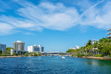 Obraz premium Boca Raton inlet, Florida with city and bridge