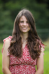 H&uuml;bsche Teenagerin in der Natur